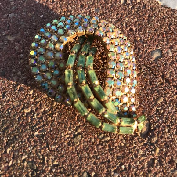 Sparkly midcentury prong set iridescent rhinestone costume swirl brooch, pin - Picture 3 of 5